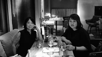 晩餐中のイケムラレイコ（左）と塩田千春（右）　© Leiko Ikemura, Chiharu Shiota and VG Bild-Kunst Bonn, 2022　Photo：Sunhi Mang